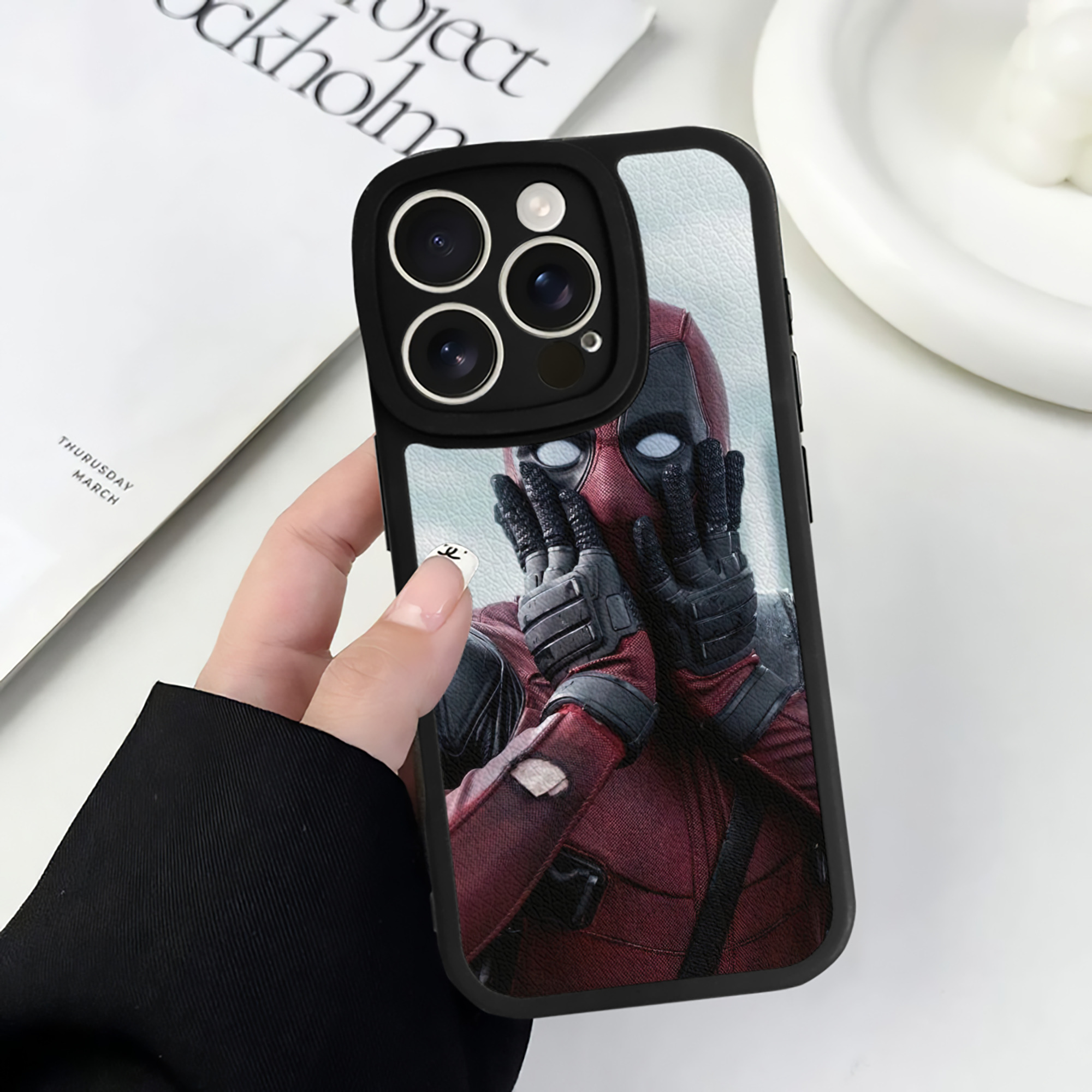 （画像用） Deadpool デッドプール 【iPhone 16シリーズ対応】シリコンスマホケース（レザー調） 材質：シリコン